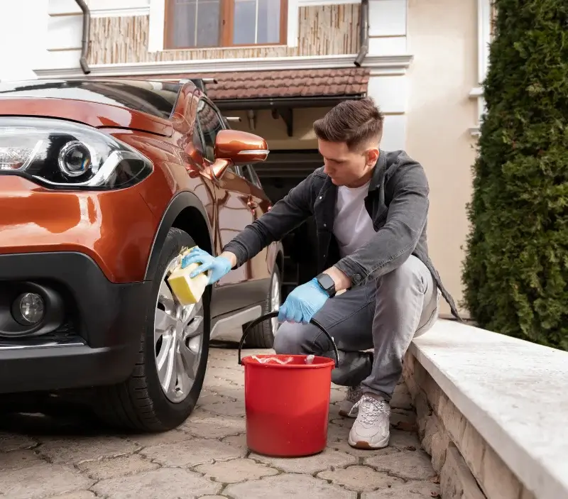 Lavage auto à domicile Perrigny-sur-l'Ognon : professionnel intervenant sur un véhicule